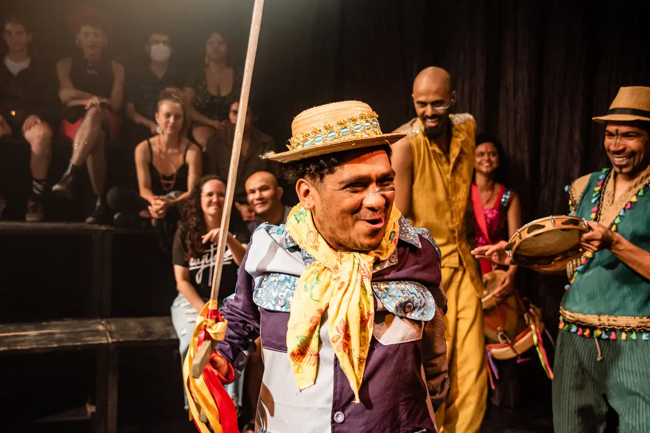 O artista cearense Cleydson Catarina compõe o Grupo Clariô de Teatro