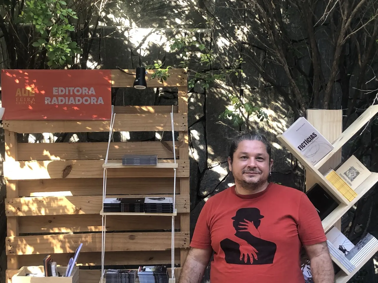 'O que aproxima as escritas literária e dramatúrgica, é a matéria-prima', aponta o dramaturgo e escritor Alan Mendonça