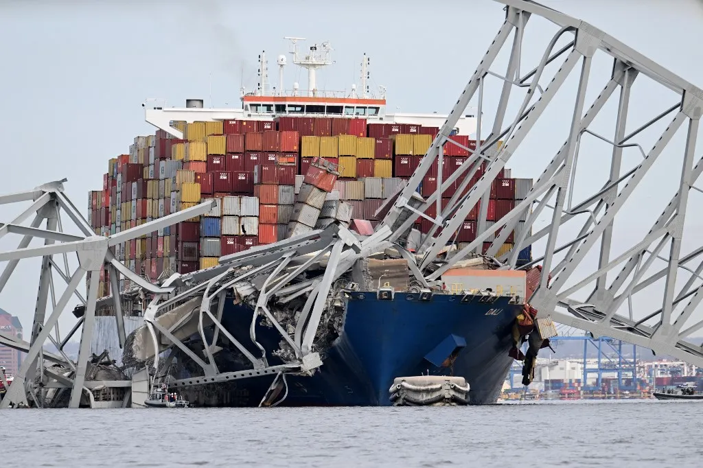 O navio cargueiro envolvido no acidente é de Singapura e tinha como destino o Sri Lanka