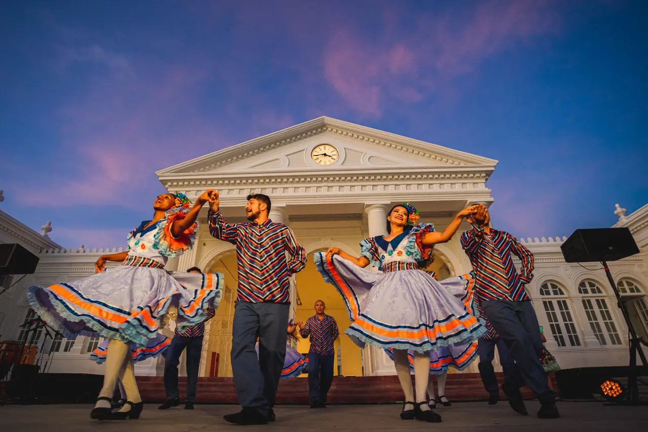 Espetáculos de diferentes linguagens já ocuparam o espaço da Praça da Estação dentro de programações da Estação das Artes; na foto, o grupo de Tradições Folclóricas Raízes Nordestinas