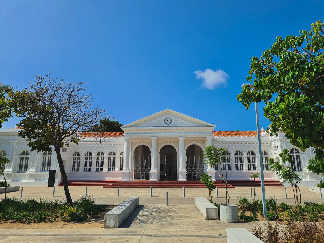Popularmente conhecida como Praça da Estação, a Praça Castro Carreira fica entre as ruas General Sampaio, 24 de maio, Dr. João Moreira e Castro e Silva, no Centro de Fortaleza