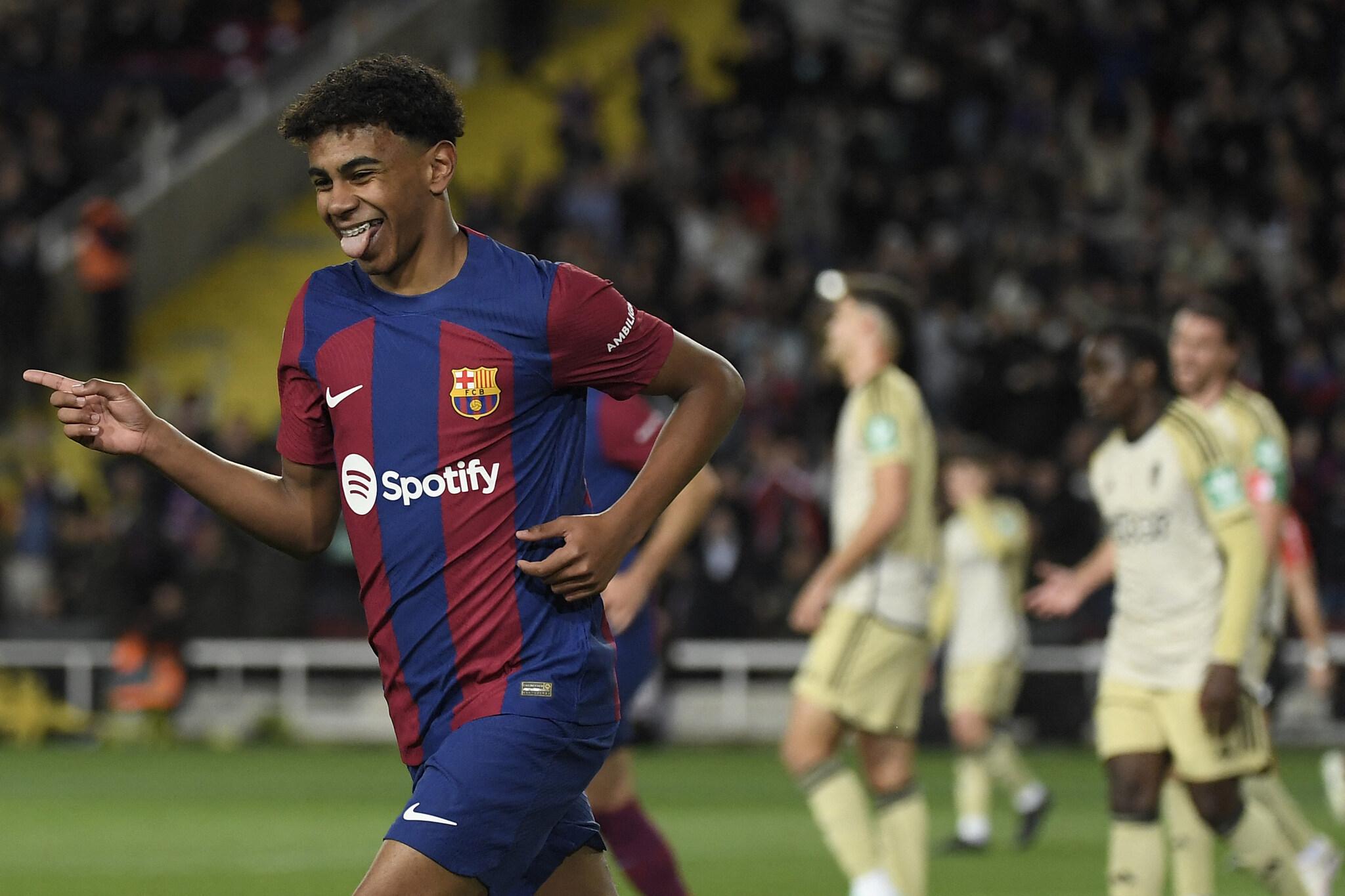 Lamine Yamal com a camisa do Barcelona