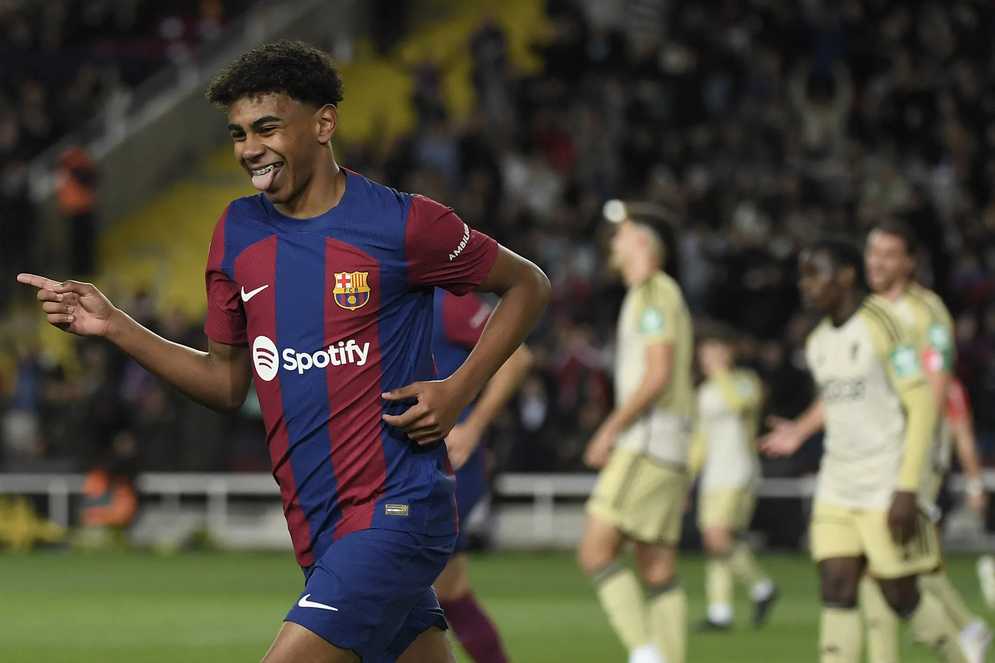 Lamine Yamal comemora gol com a camisa do Barcelona