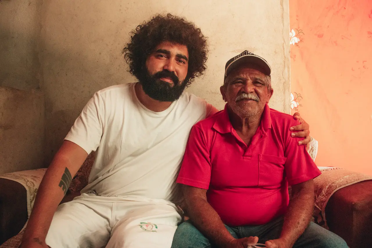 O realizador Alisson Severino, à esquerda, com o senhor Diassis Salu, um dos mais velhos da tradição na região