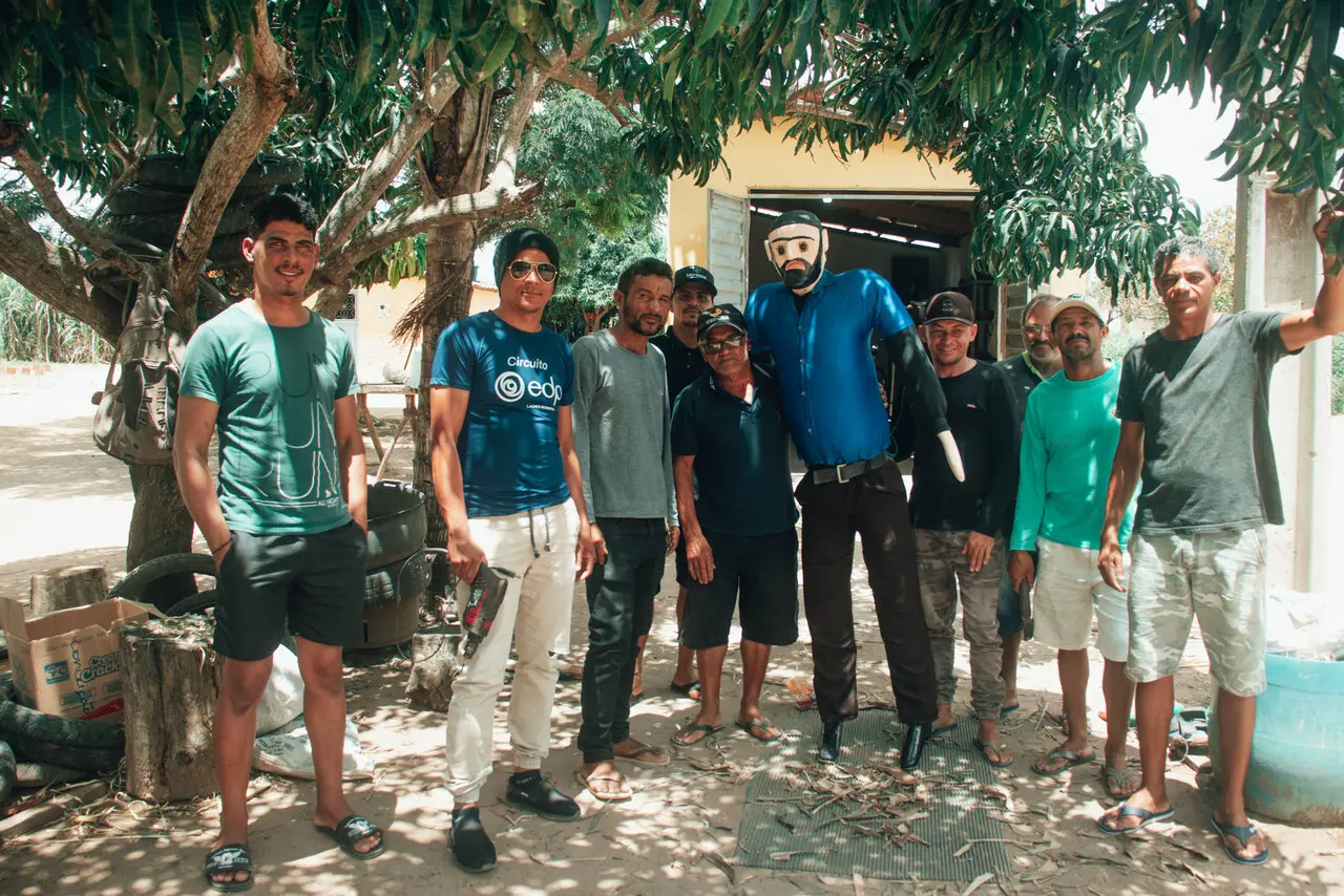 Parte dos rituais da Festa dos Karetas é ligada à figura de Judas; na foto, registro da montagem do boneco para a malhação