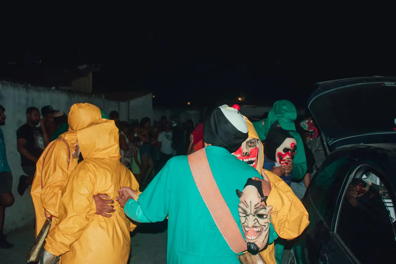 Além dos trajes, há elementos como gestos e voz alterados que marcam a brincadeira dos Karetas