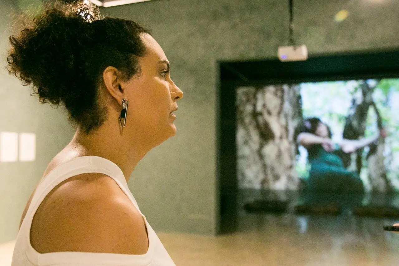Lyz Vedra propõe pesquisa em dança e 'ecoperformance' na exposição