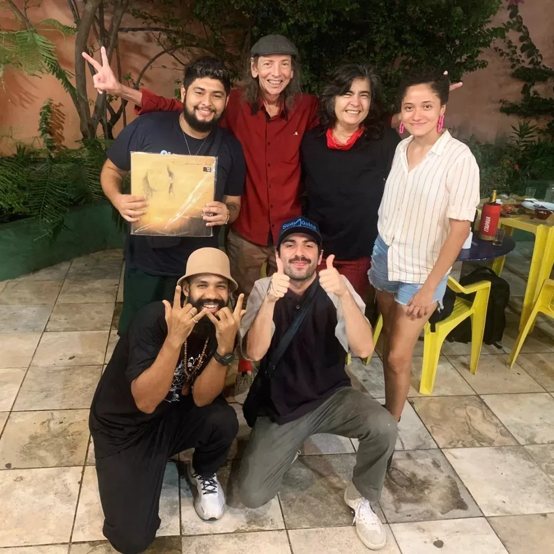 Russo esteve com o grupo para conhecer um pouco do cotidiano que seria narrado em ‘Sound Circo’; na foto, Bito, Abu, Passapusso e os artistas Ednardo, Mona Gadelha e Ankh