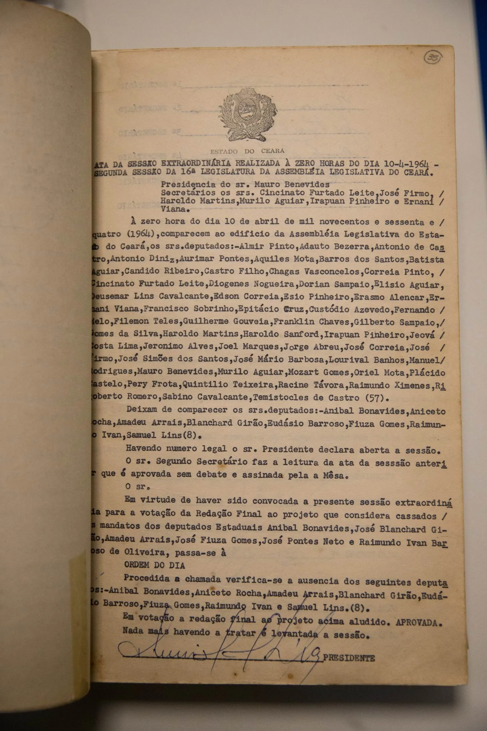 Em sessão iniciada à meia-noite de 10 de abril de 1964, um dia depois da edição do AI-1, a Assembleia cassou mandatos de deputados.