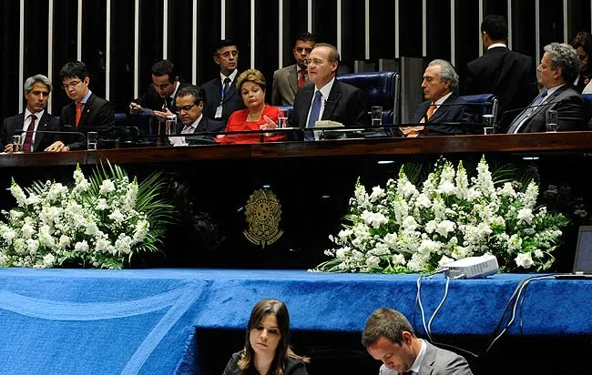 A sessão de restituição do mandato de Jango foi conduzida pelo então presidente do Senado, Renan Calheiros. À sua direita, a ex-presidente da República Dilma Rousseff e o ex-vice-presidente Michel Temer.