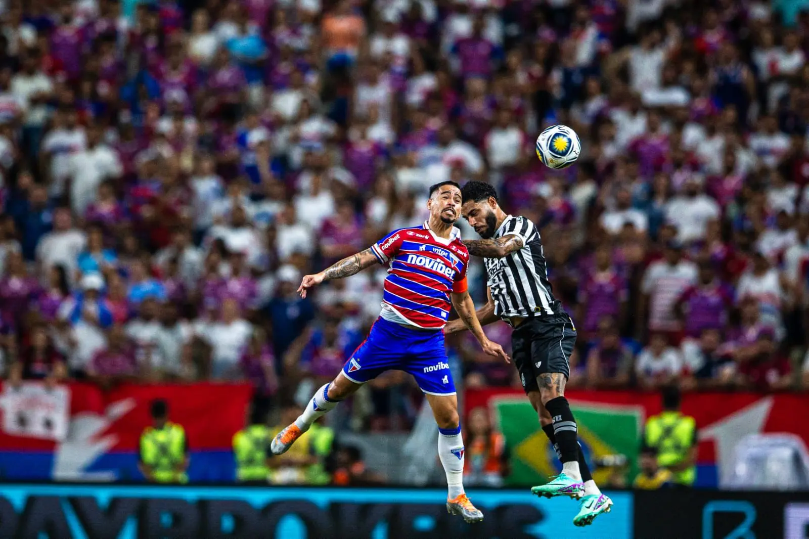 Atletas disputam bola aérea no Clássico-Rei