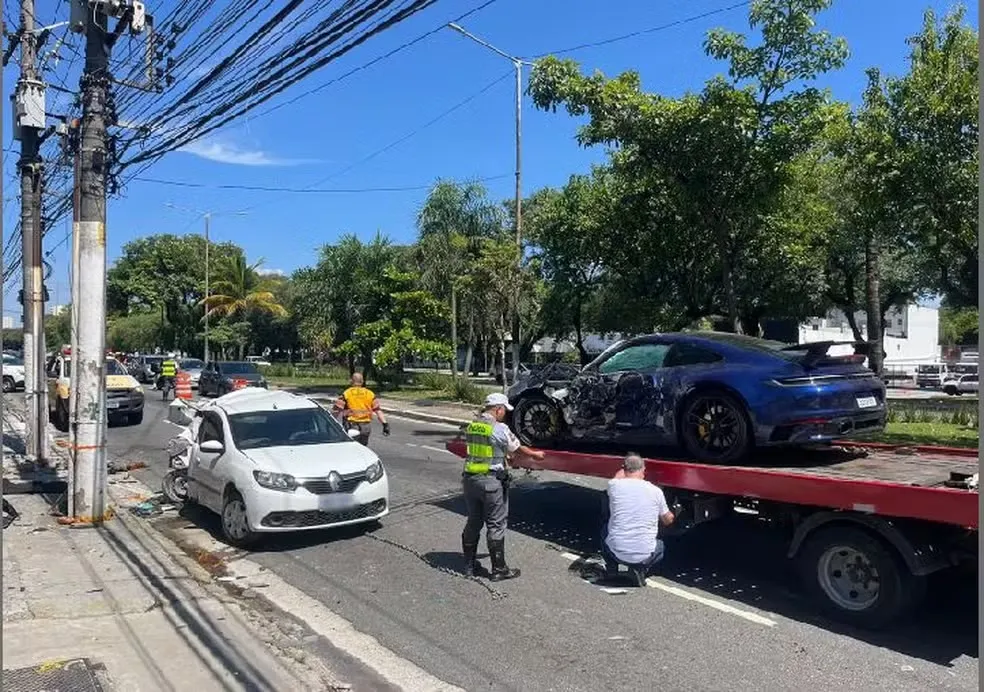 Traseira do Renault foi destruída em acidente causado por motorista de Porsche