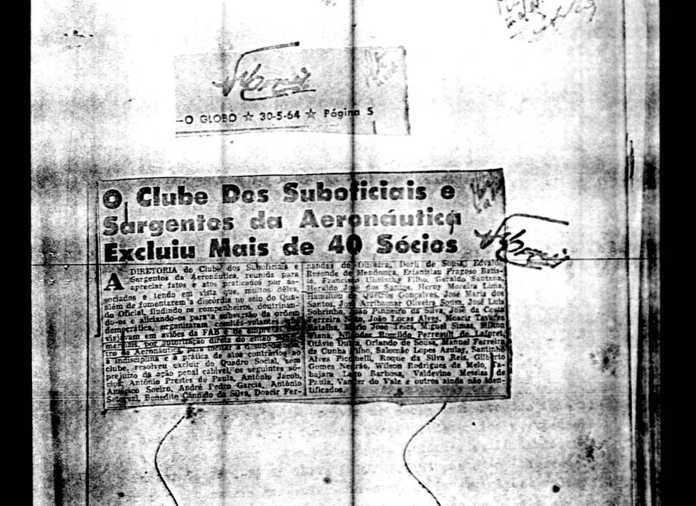 Jornal destaca a expulsão de sócios do Clube de Oficiais e Sargentos da Aeronáutica, entre os quais militares cearenses investigados no inquérito sobre o dia 1º de abril de 1965; recorte foi incluído nos autos