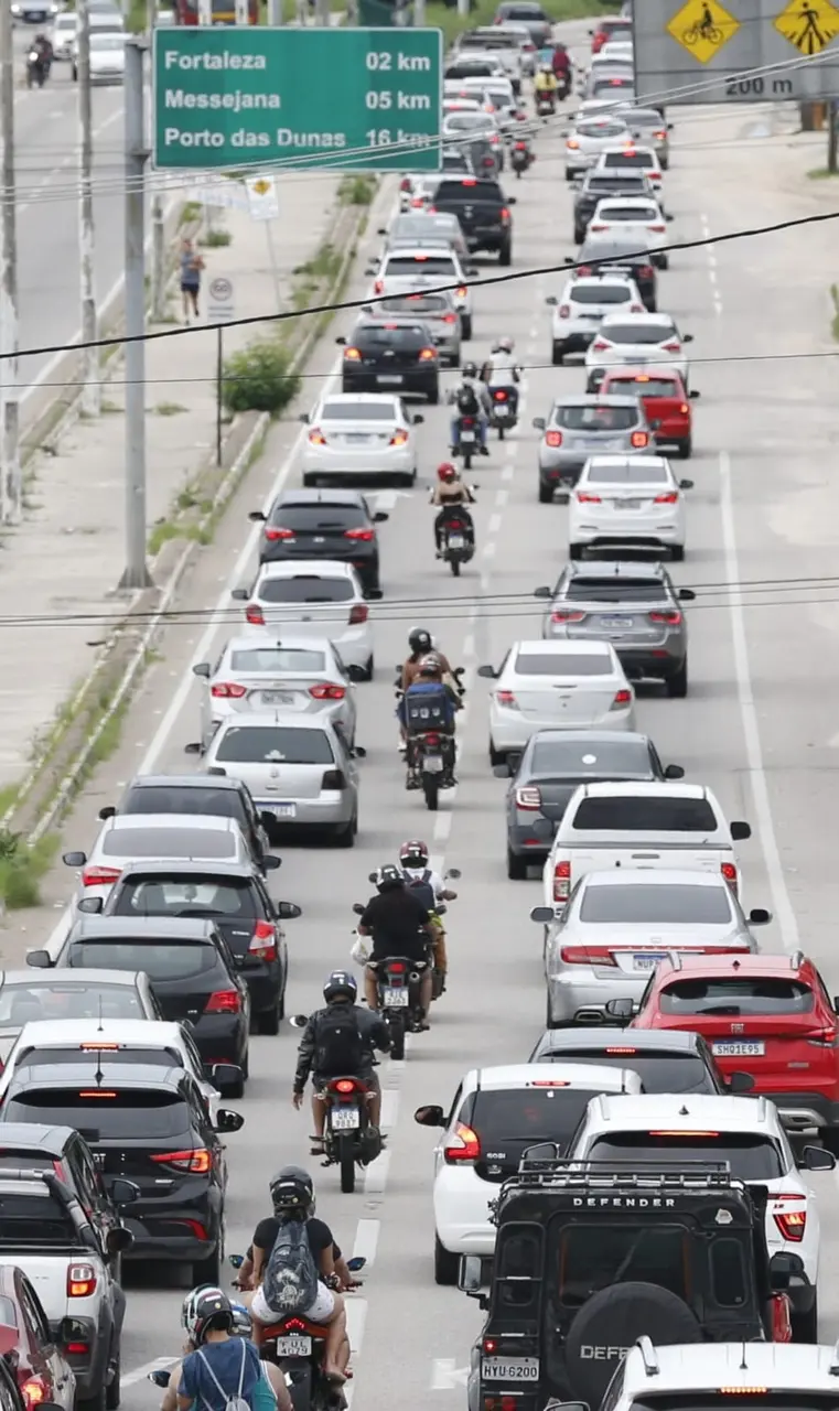 Foto de carros na rodovia CE-040 voltando do feriadão da semana santa para Fortaleza