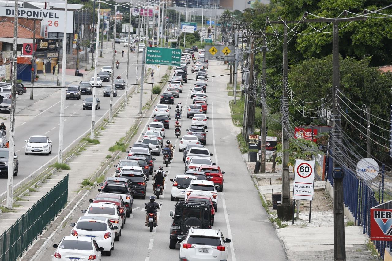 Foto de carros na rodovia CE-040 voltando do feriadão da semana santa para Fortaleza