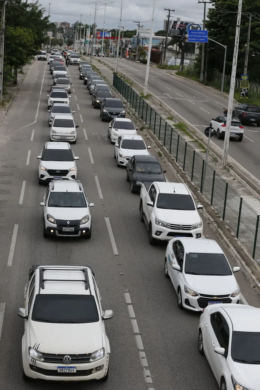 Foto de carros na rodovia CE-040 voltando do feriadão da semana santa para Fortaleza