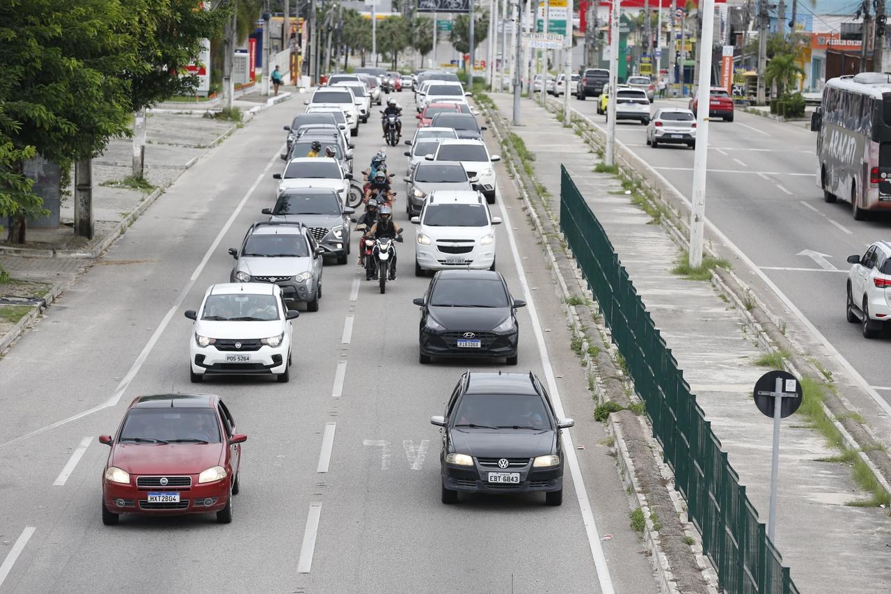 Foto de carros e motos na rodovia CE-040 voltando do feriadão da semana santa para Fortaleza