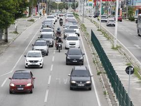 Foto de carros e motos na rodovia CE-040 voltando do feriadão da semana santa para Fortaleza