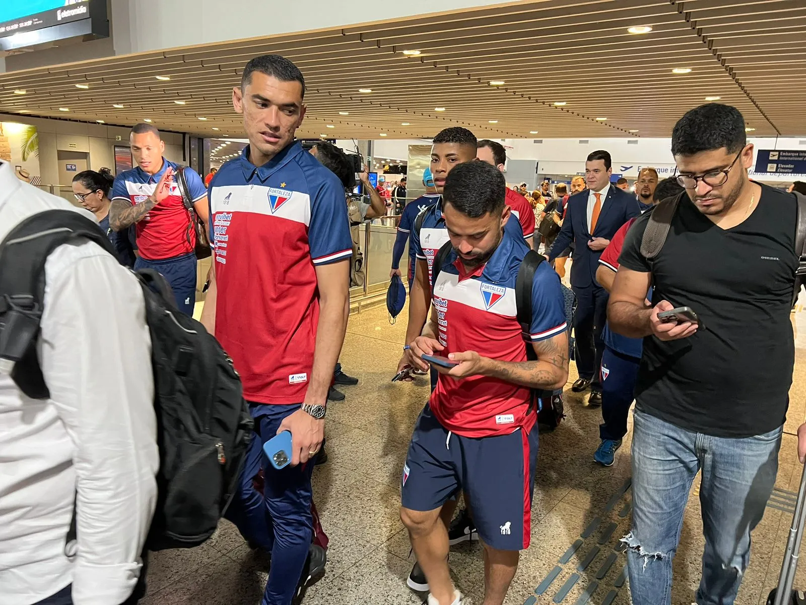 Titi, Santos, Hércules e Luquinhas durante embarque do Fortaleza