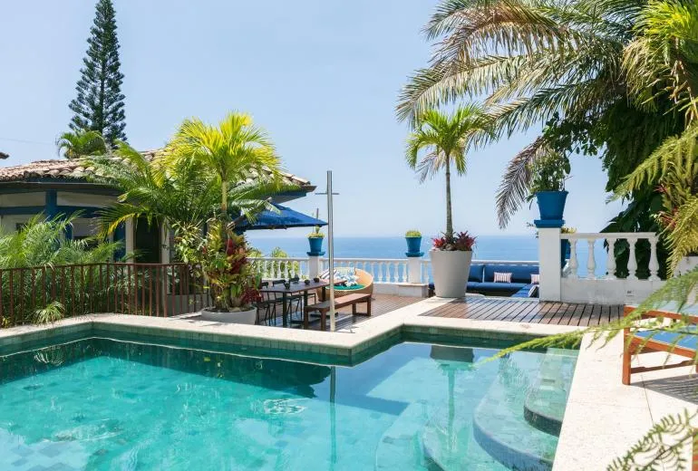 O terraço contém uma piscina