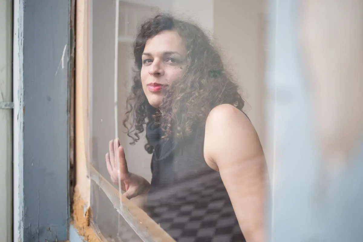 A autora Amara Moira ministra oficina literária e palestra sobre 'palavras trans' no evento