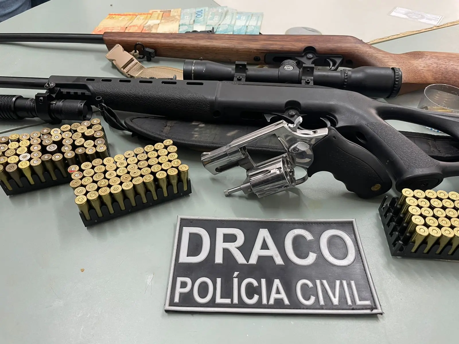 Durante o cumprimento dos mandados, também foram apreendidos R$ 50 mil em espécie, três armas de fogo e 150 munições