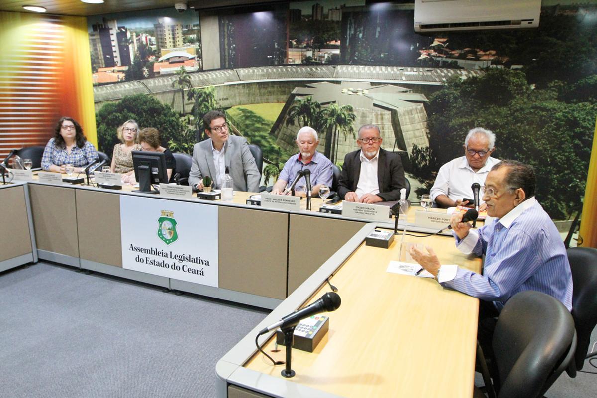 Imagem mostra audiência na Assembleia para debater a política de reparação às vítimas da ditadura militar no Ceará.