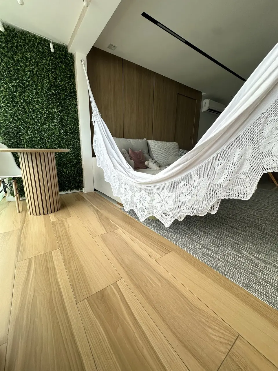 Porcelanato amadeirado pode compor diferentes ambientes, como varandas