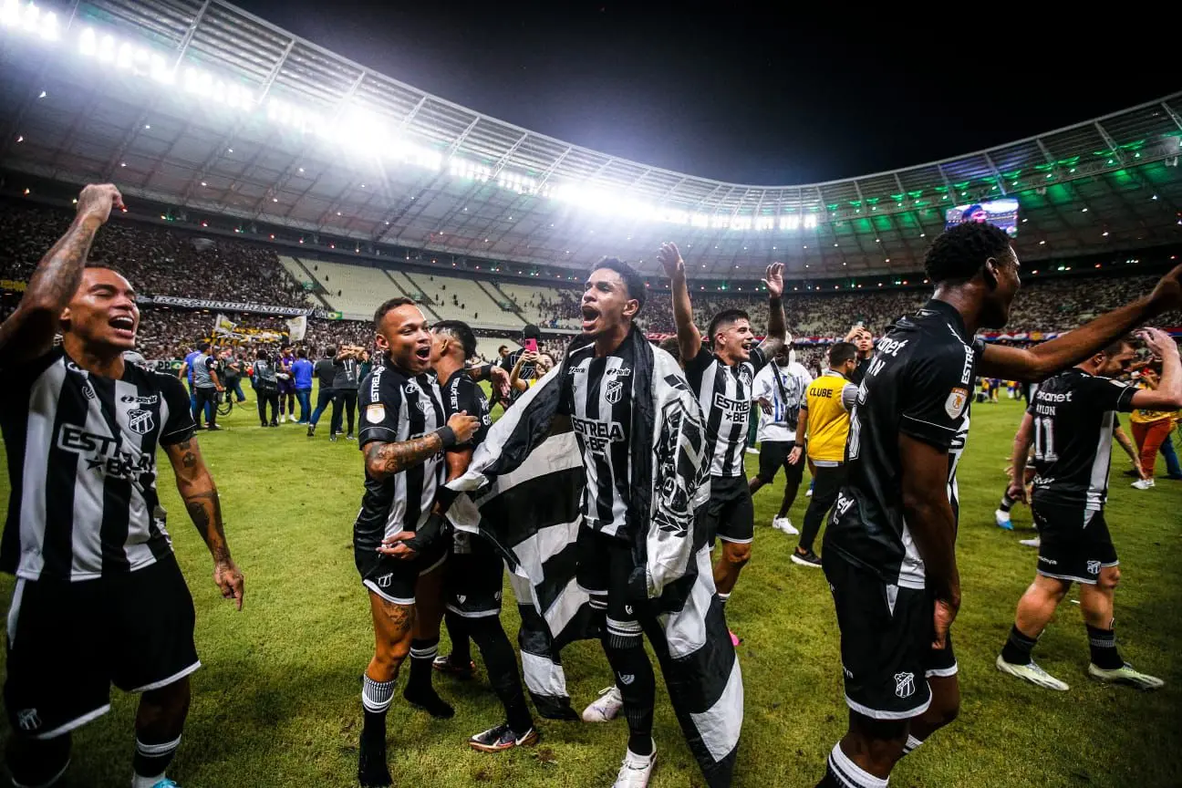 Elenco do Ceará comemora gol em campo