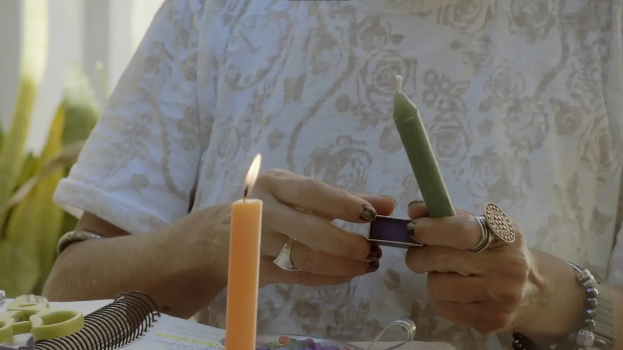 Os planos do longa estão quase sempre interessados no rosto de Viviane ou nas mãos dela enquanto fala