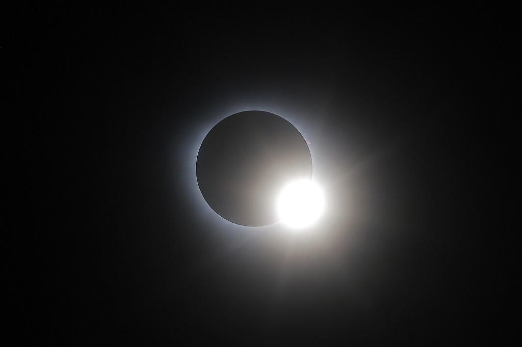 Imagem do eclipse solar visto do céu do México