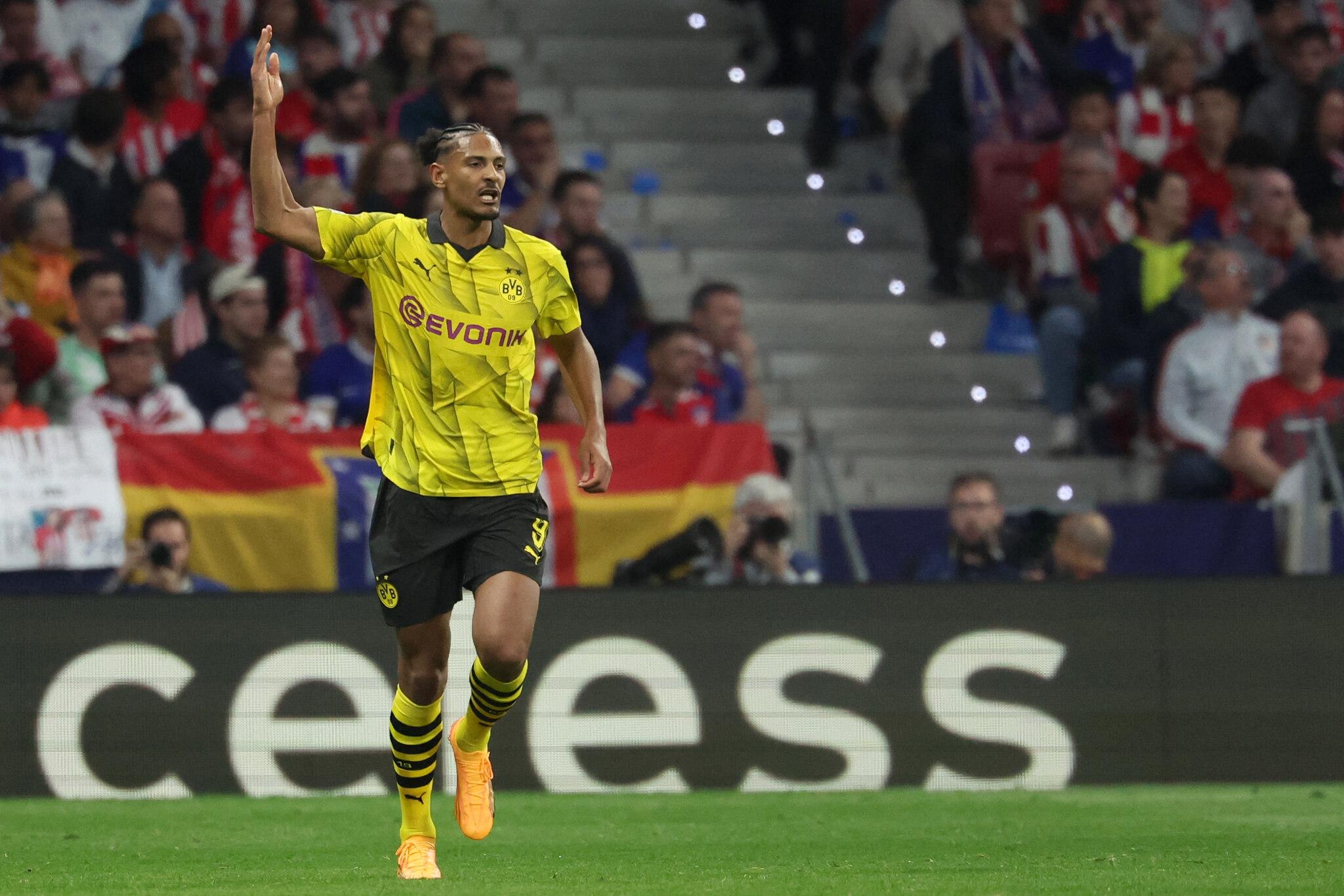 Foto de Sebastien Haller comemorando gol pelo Borussia Dortmund