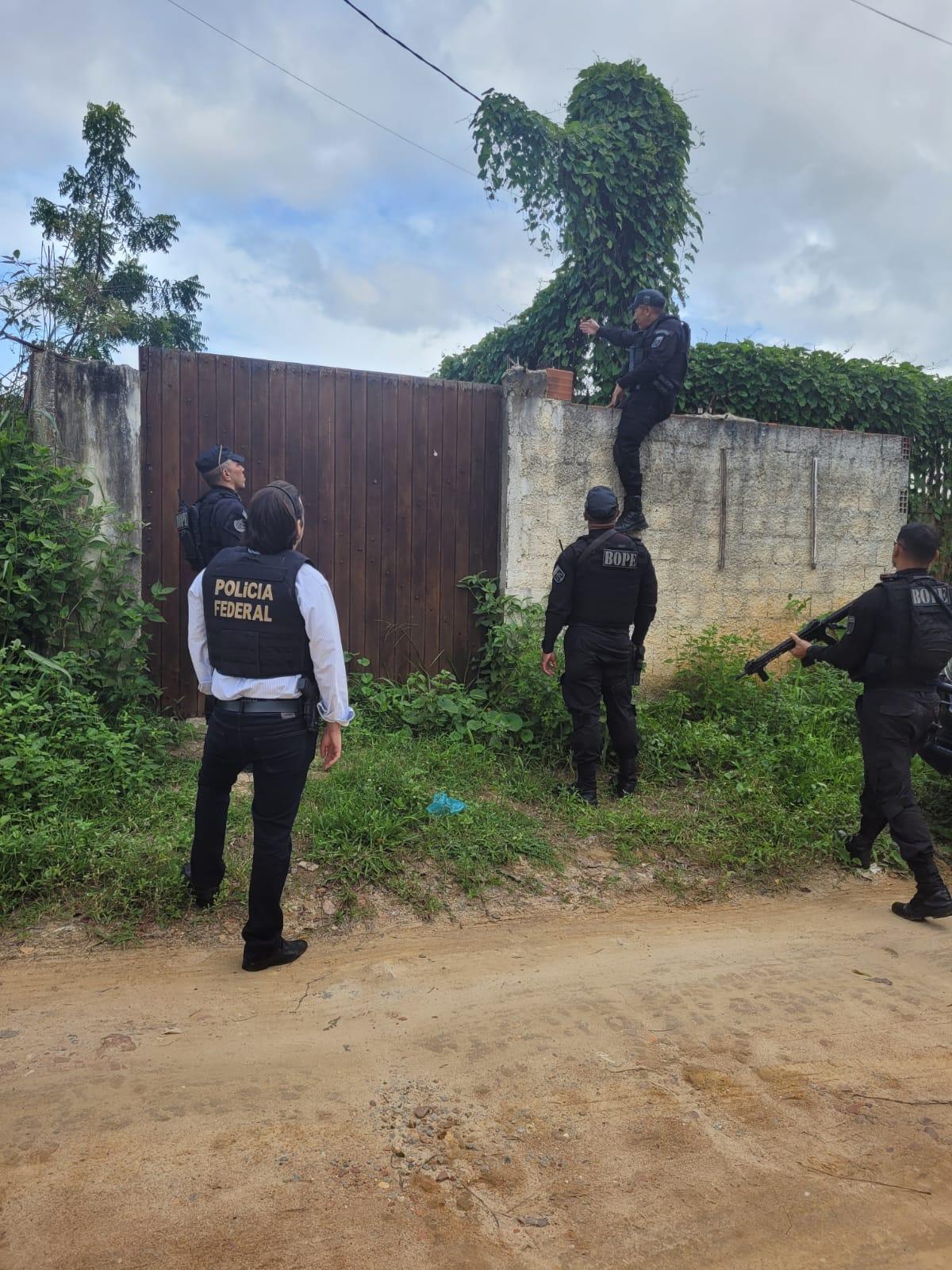 Policiais federais e militares cumpriram mandados de prisão e de busca e apreensão contra integrantes da facção carioca