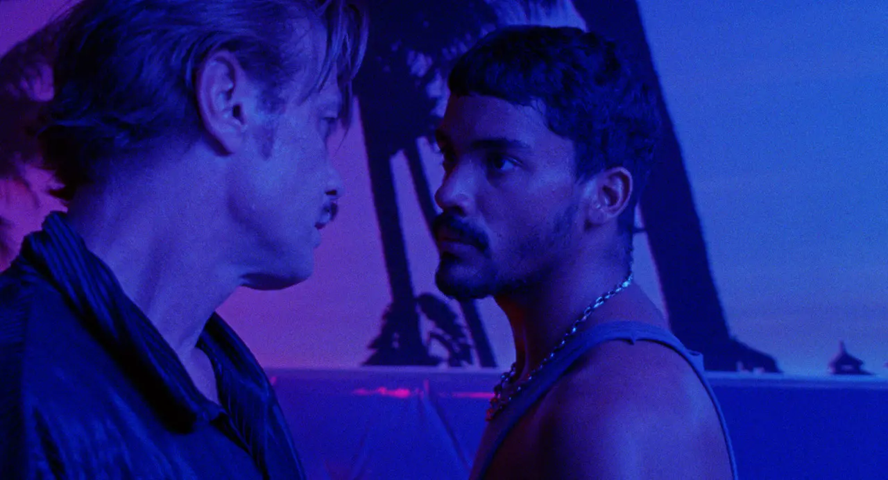 Fábio Assunção e Iago Xavier em cena do longa 'Motel Destino', de Karim Aïnouz