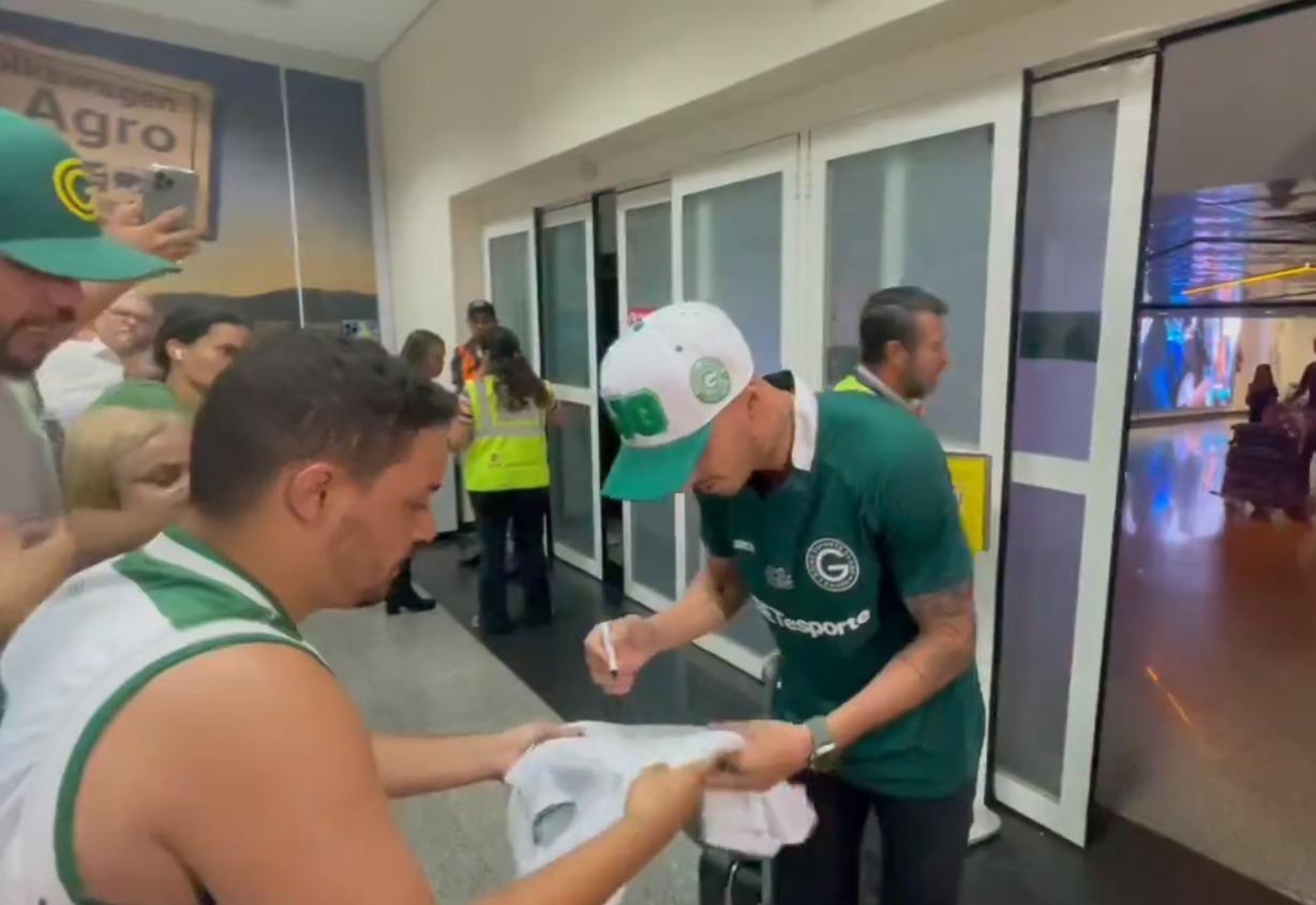 Thiago Galhardo autografando camisas de torcedores