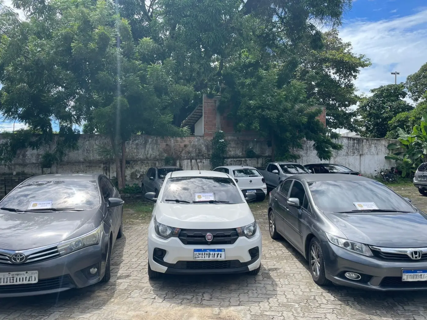 Dois veículos blindados e outro carro foram apreendidos com os suspeitos