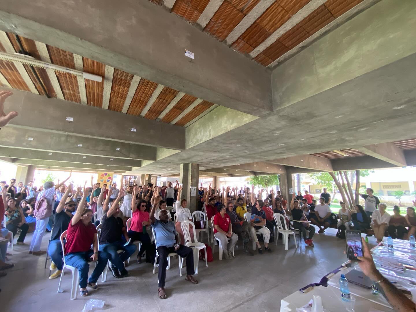 Assembleia do Sindurca, com professores votando, com braço levantado