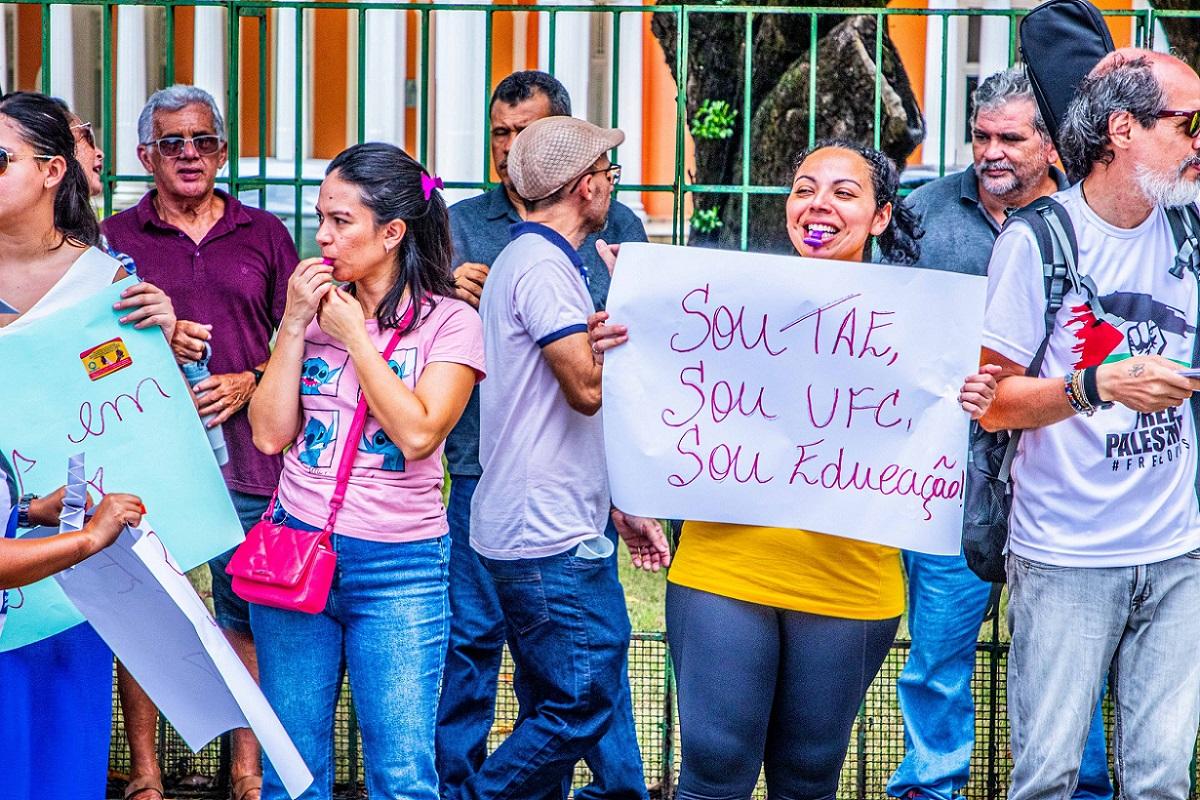 Servidores com cartazes em ato do Sindicato dos Docentes das Universidades Federais do Estado do Ceará