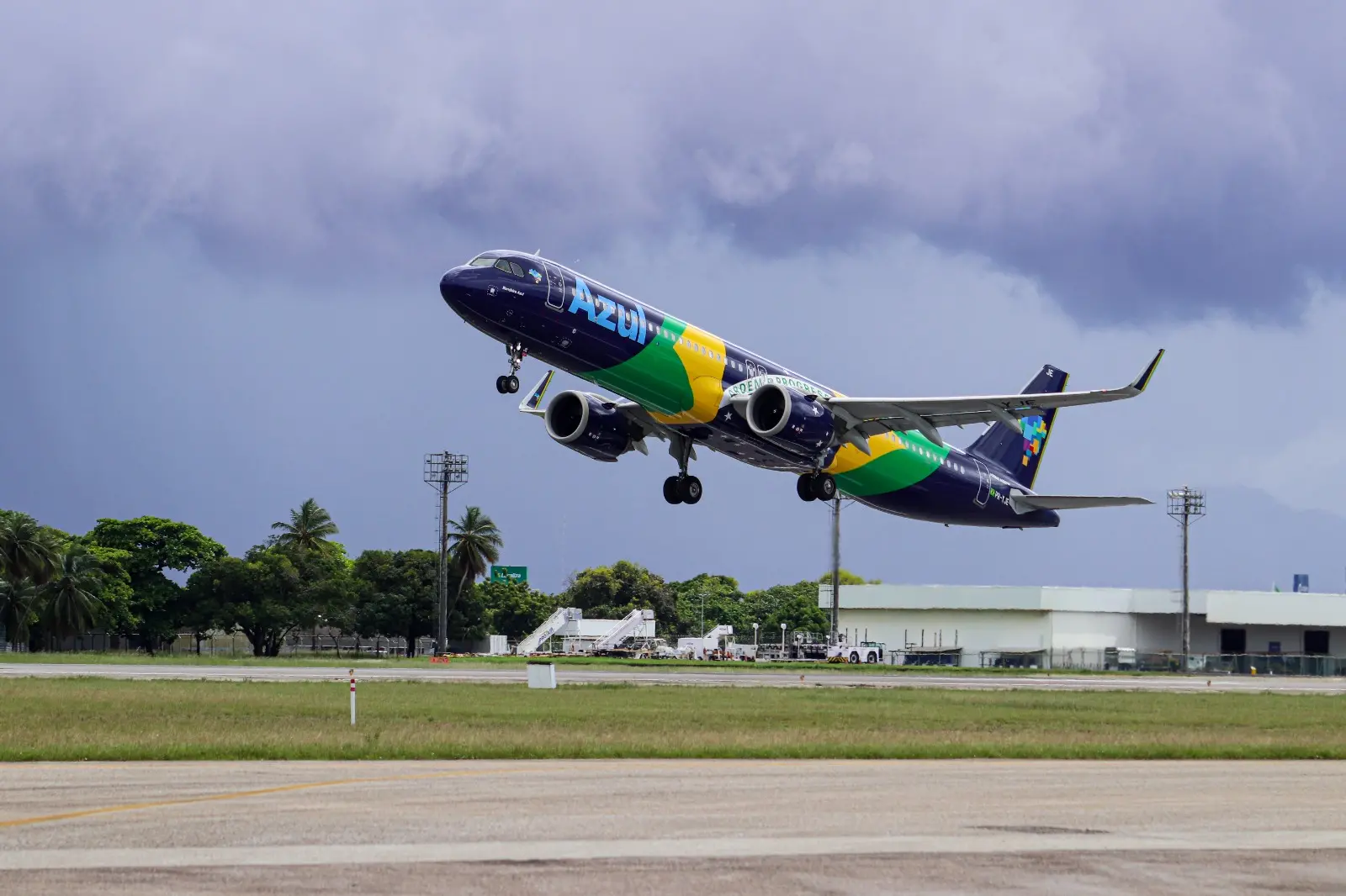 Avião temático Bandeira do Brasil da Azul - A321 Neo
