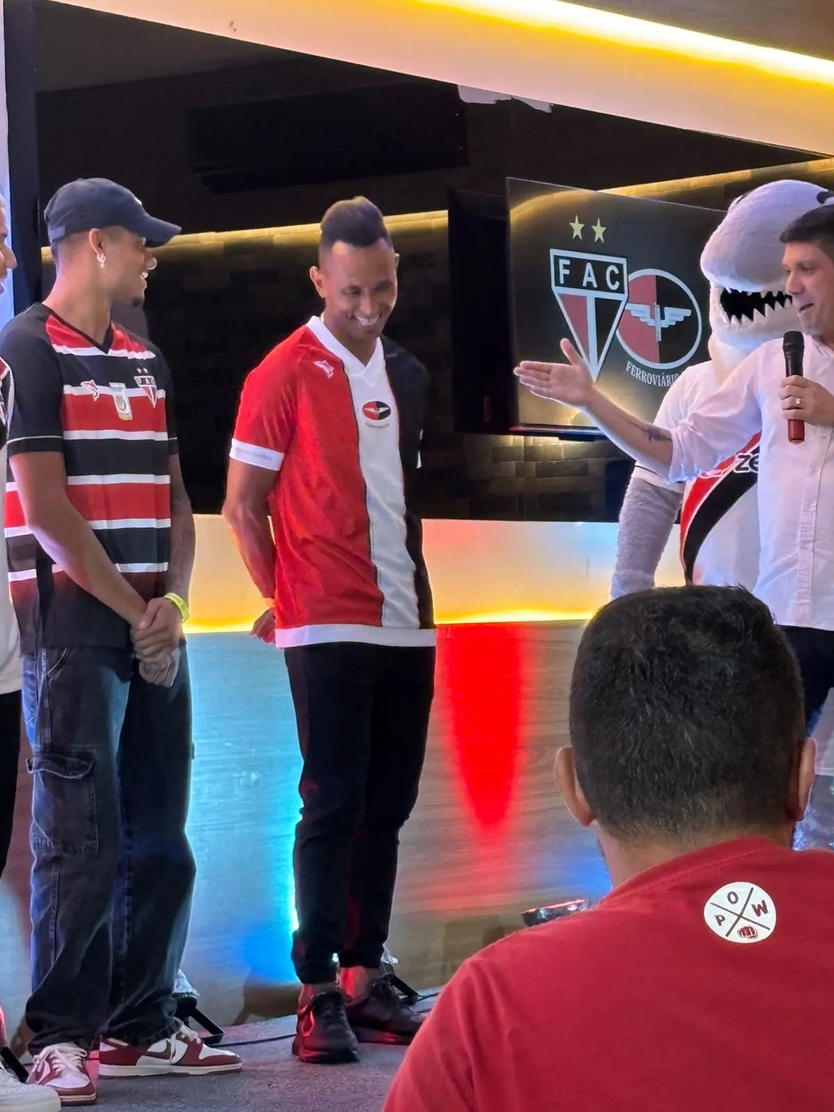 Ciel vestindo a nova camisa do Ferroviário