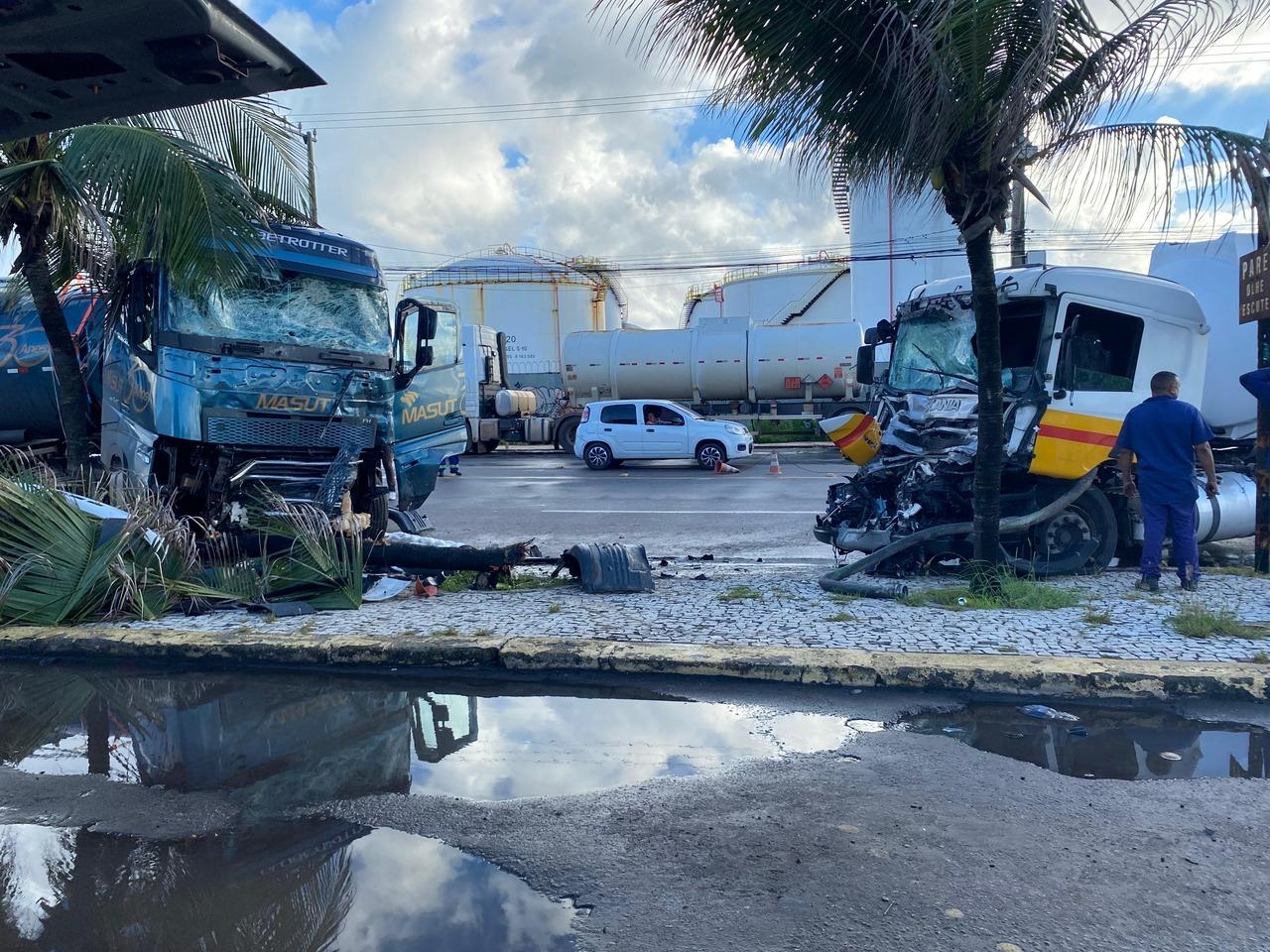Suspeito rouba caminhão tanque e colide contra carreta estacionada em Fortaleza