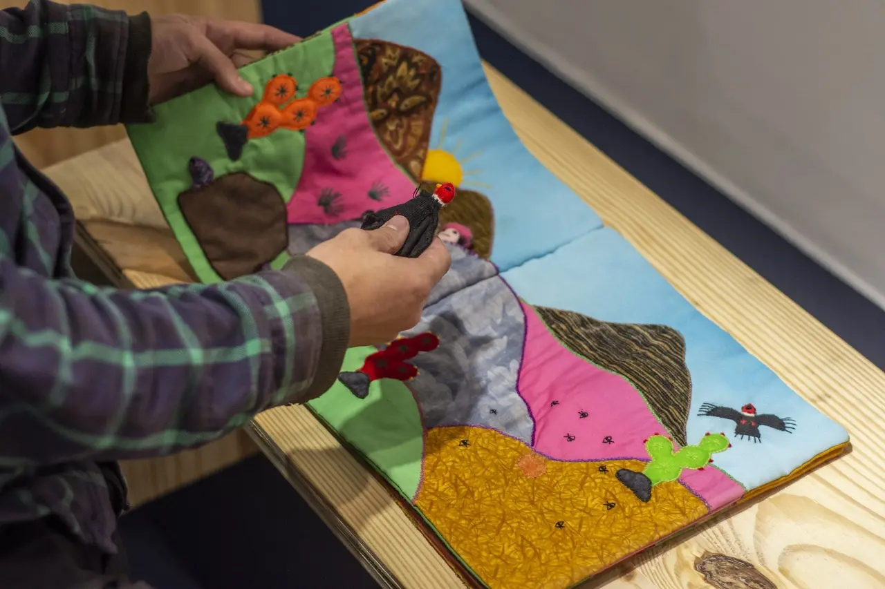 Livros costurados que compõem a exposição interativa podem ser tocados pelos visitantes