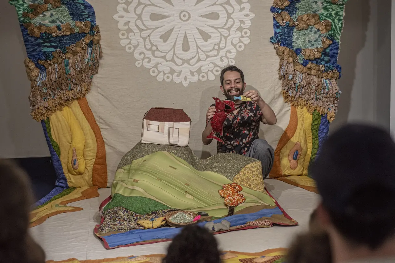 Além de tapetes, cenários costurados das histórias também ganham dimensões e formatos diferentes