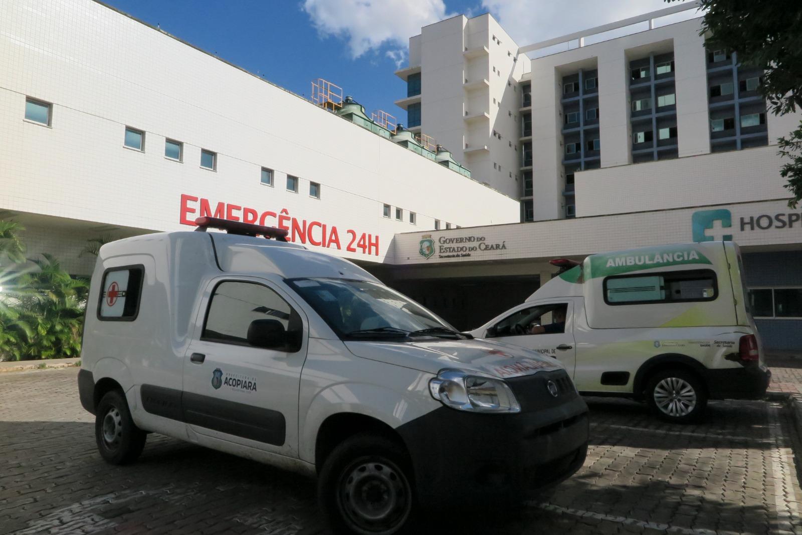 ambulâncias estacionadas em hospital do Estado