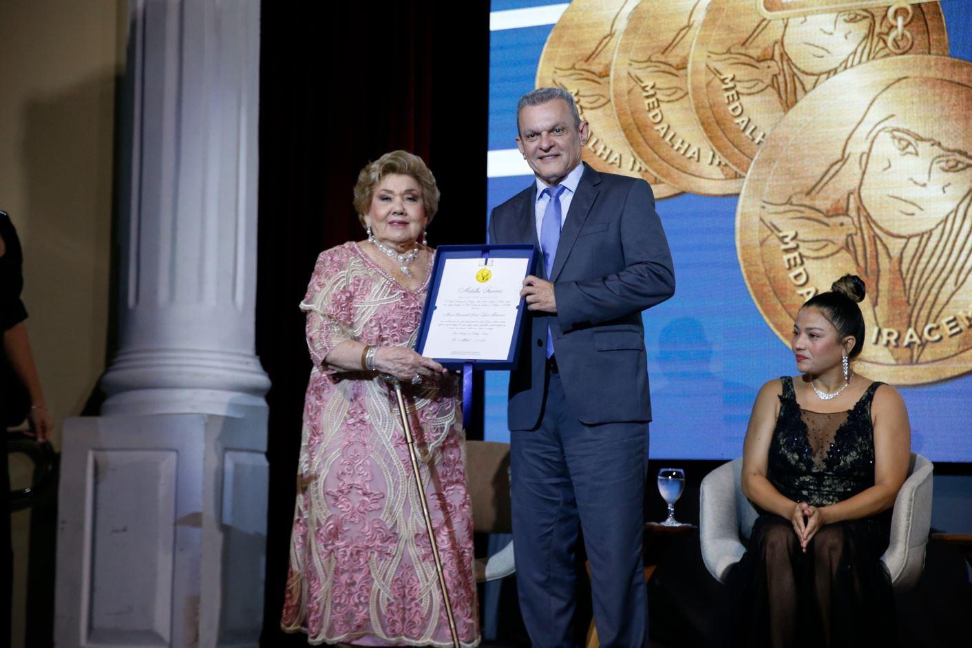 Maria Consuelo Saraiva Leão Dias Branco recebe medalha Iracema