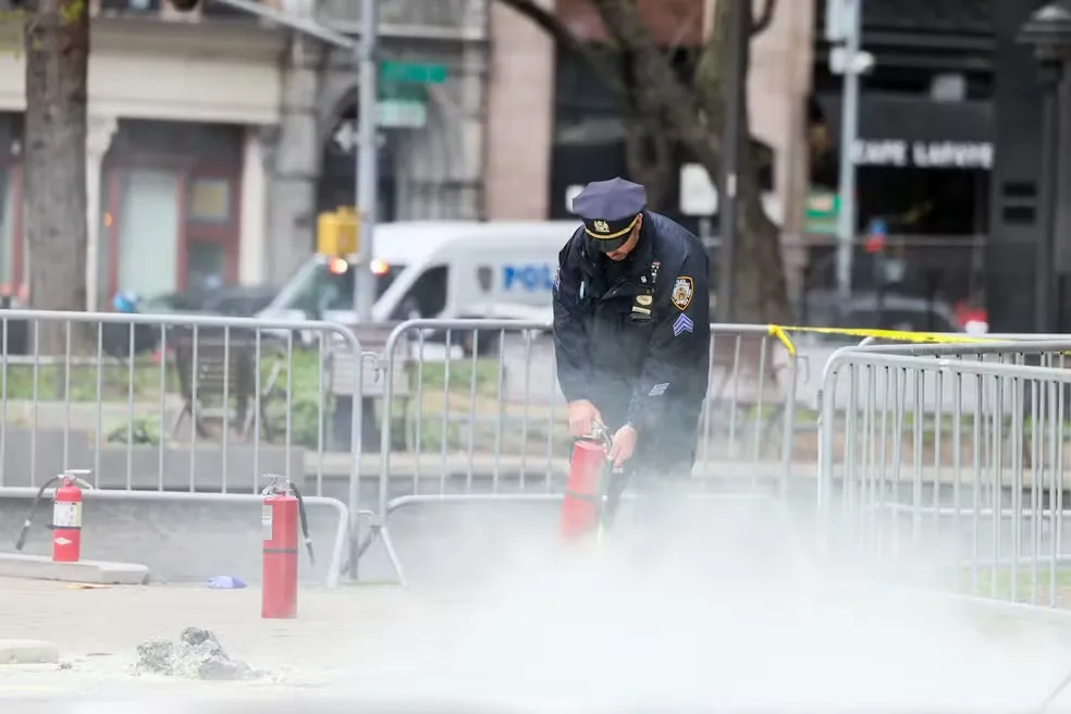 Policial usa extintor após homem ter ateado fogo em si mesmo na praça do tribunal