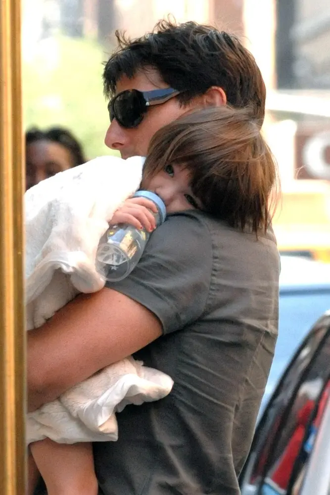 Suri faz 18 anos e recebe pensão milionária de Tom Cruise, que não vê há uma década