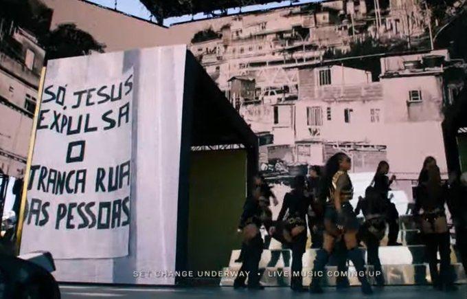 Expressão 'Só Jesus expulsa o Tranca Rua das pessoas' exibida no telão de show da Ludmilla no Coachella