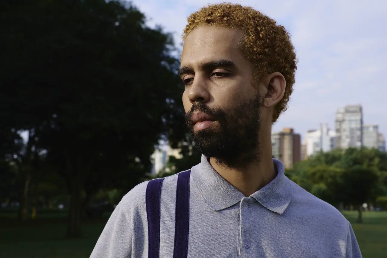 'Através do romance, a gente fala de um monte de coisas', defende artista Bruno Berle