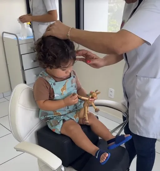 O menino foi levado a um salão especializado em remoção de piolhos